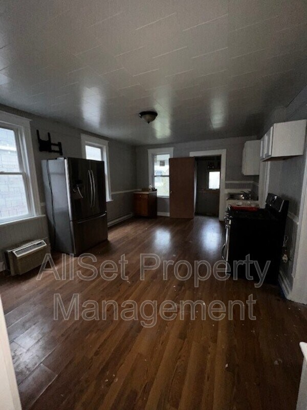Primary Photo - 2445 S 5th Pl
