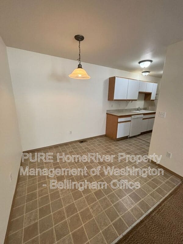 Building Photo - 547 Woollen Rd