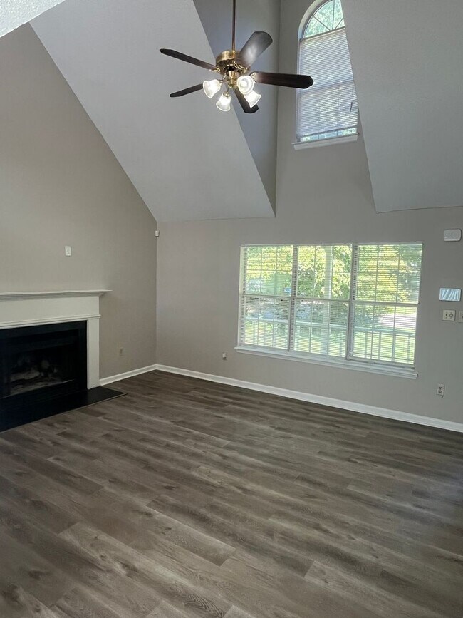 Building Photo - Updated 3 Bed + Loft with Large Garage in ...
