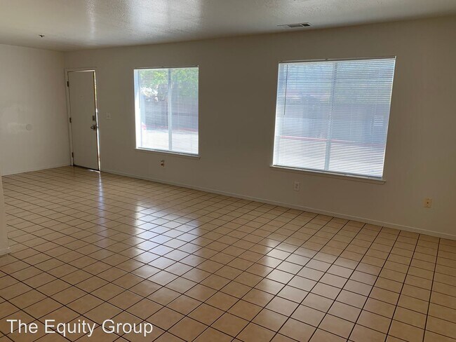 Building Photo - 621 E Houston Ave