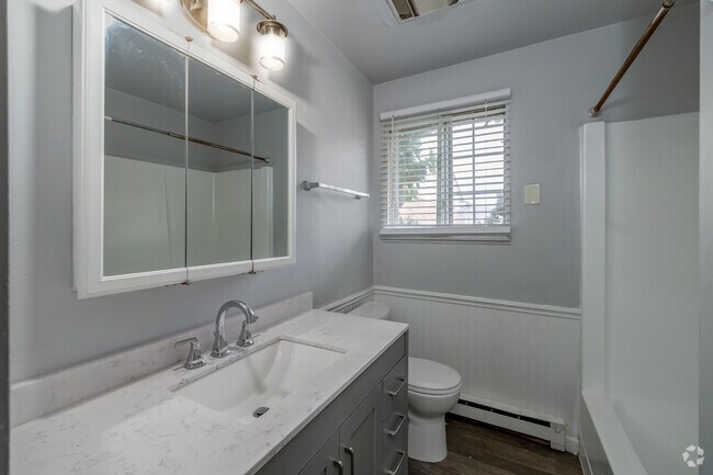 2 habitaciones, 1 baño - 900 pies cuadrados - Baño - Mulberry Row Apartments