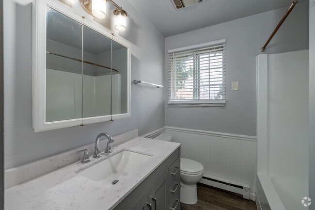 2BR, 1BA - 900SF - Bathroom - Mulberry Row Apartments