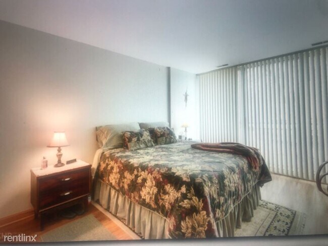 Building Photo - 1 br, 1 bath Condo - 5820 Oakwood Dr. 2E U...