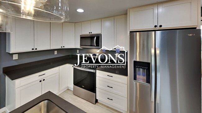 Building Photo - Charming 3-bedroom home in a peaceful sett...