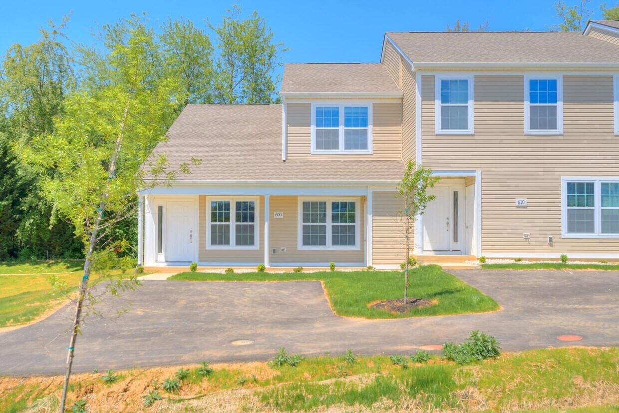 Foto principal - 200 Amber Circle | 3 Bed 2 Bath End Unit T...