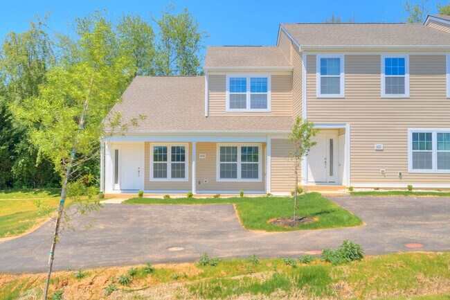 Foto del edificio - Available for the 2026-2027 lease term.