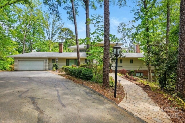 Building Photo - 115 Forest Cliff Ct NE