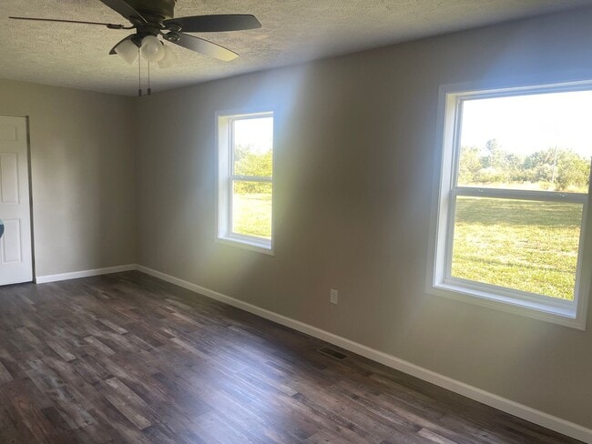 Building Photo - 4 bedroom 2 bathroom house for rent