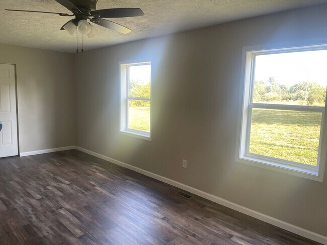 Foto del edificio - 4 bedroom 2 bathroom house for rent