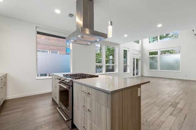 Building Photo - Gorgeous 3 Bd/2.5 Ba Seattle Townhouse