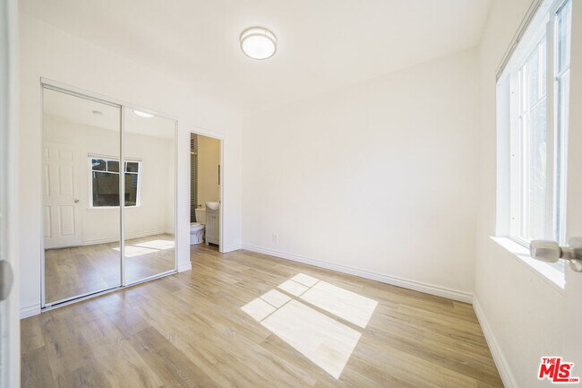 Foto del edificio - 5347 Fountain Ave