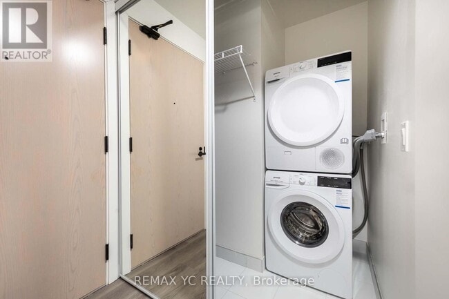 Building Photo - 28 Interchange Wy