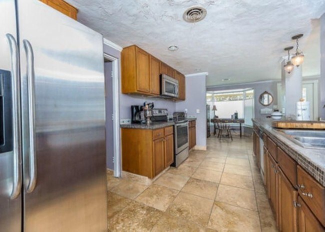 Foto del edificio - Amazing 3 Bedroom 2 Bath Waterfront Pool Home