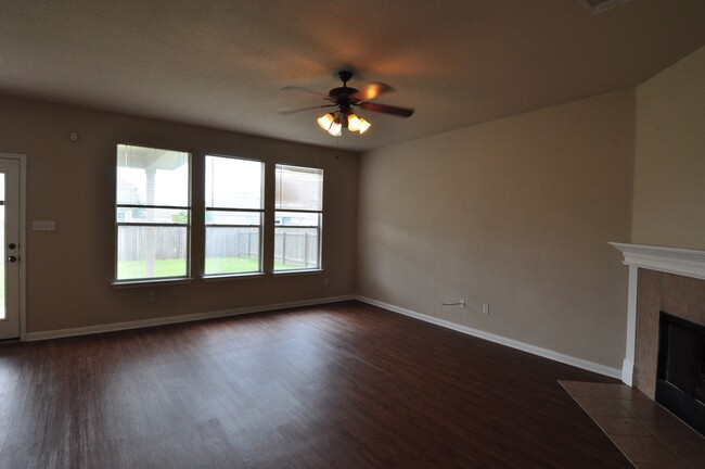 Foto del edificio - 4 Bedroom 2.5 Bath in Hutto!