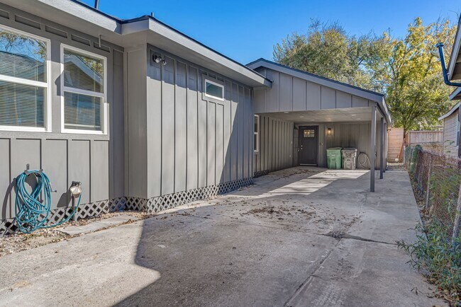 Building Photo - 430 N Hutcheson St