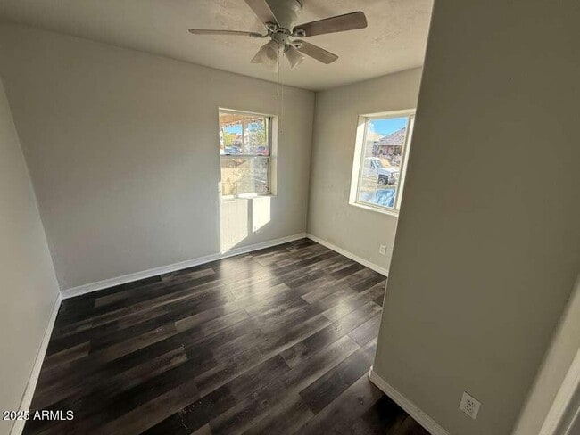 Building Photo - 806 E 7th St