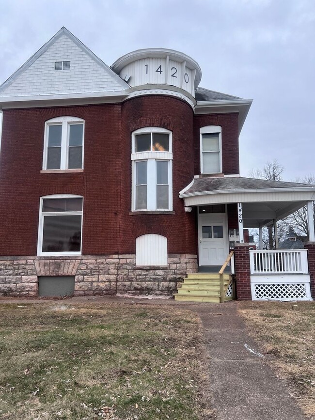 Building Photo - 1420 Vermont St