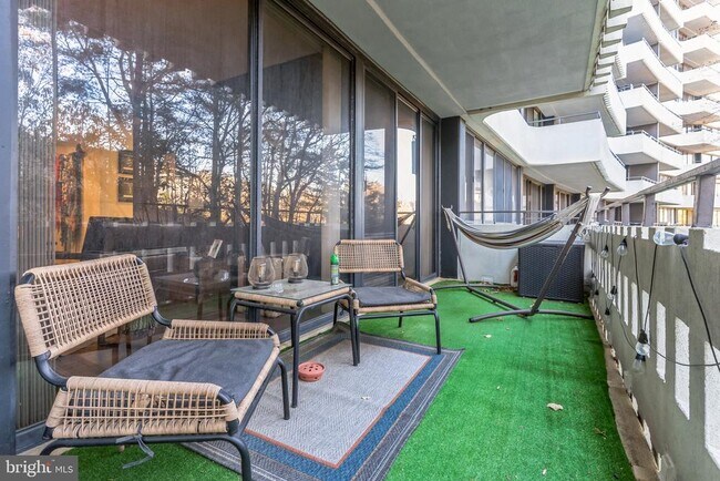 Foto del edificio - 6301 Stevenson Ave