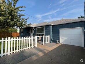 Building Photo - 545 Berntzen Rd