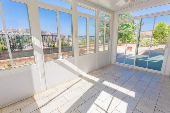 Foto del edificio - 3-Bedroom Home with Sunroom, Views, and Gardener Service in Saugus!