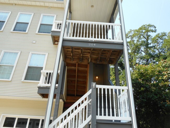 Building Photo - 204 Seneca Way