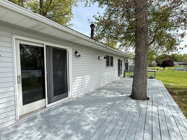 Foto del edificio - Lakefront Home on Lake Columbia – Private Dock & Spacious Backyard