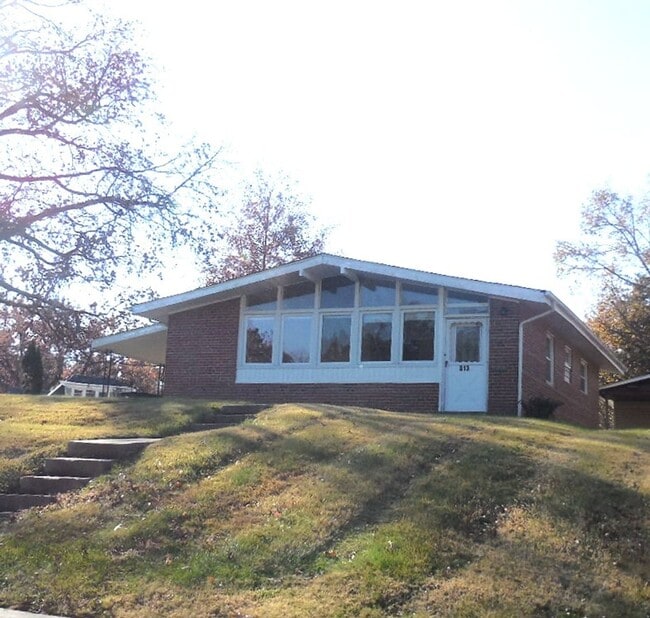 Photo - Two Bedroom Home with Large Yard and Updat...