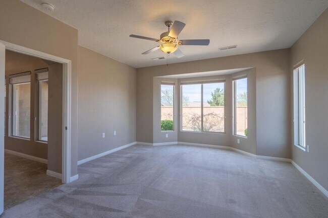 Foto del edificio - Bright & Beautiful 2 Bedroom Home in Sun R...