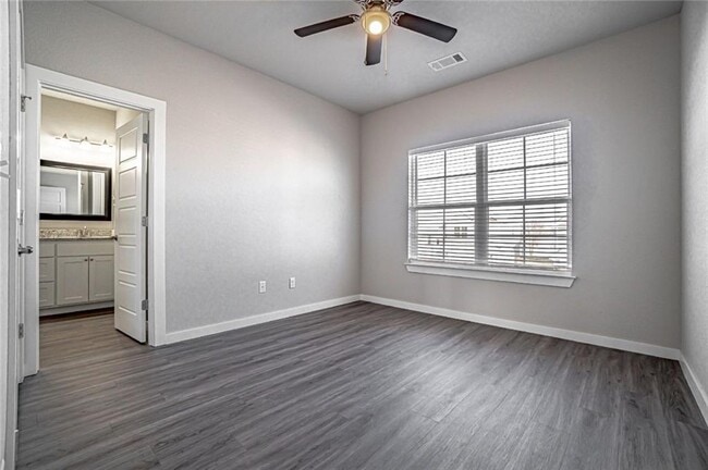 Building Photo - 3101 SW Garrison Ln