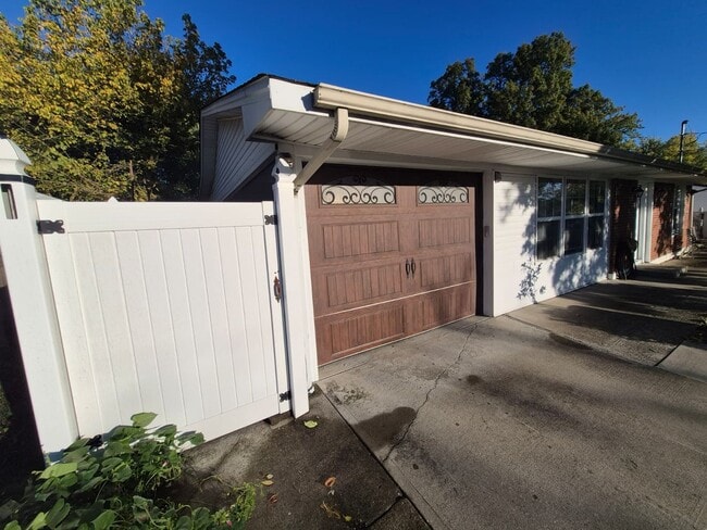 Photo - 65 Miriam Dr House