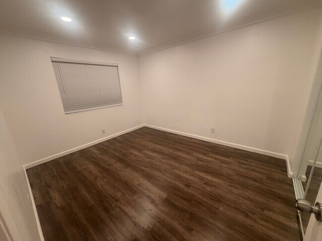 Building Photo - 827 S Wilton Pl