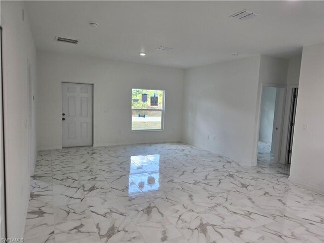 Foto del edificio - LOCATION, LOCATION, LOCATION!!! BRAND NEW ...
