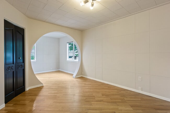 Building Photo - 409 N Yakima Ave