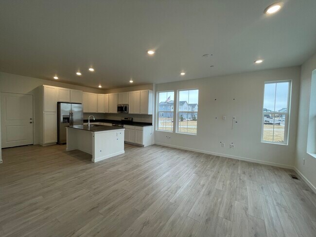 Sala de estar y cocina - 5449 Euclid Dr