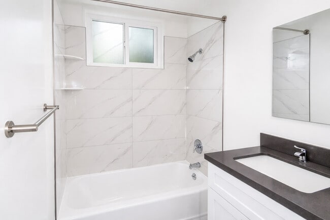 Baño - 812 Larch St