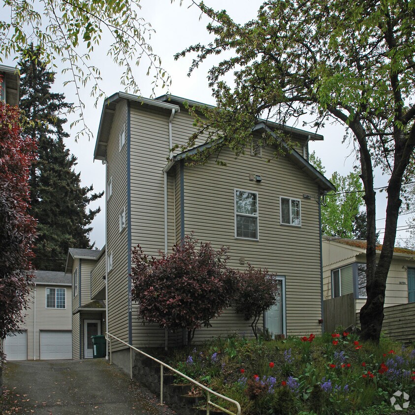 Foto del edificio - 10720-10722 Stone Ave N