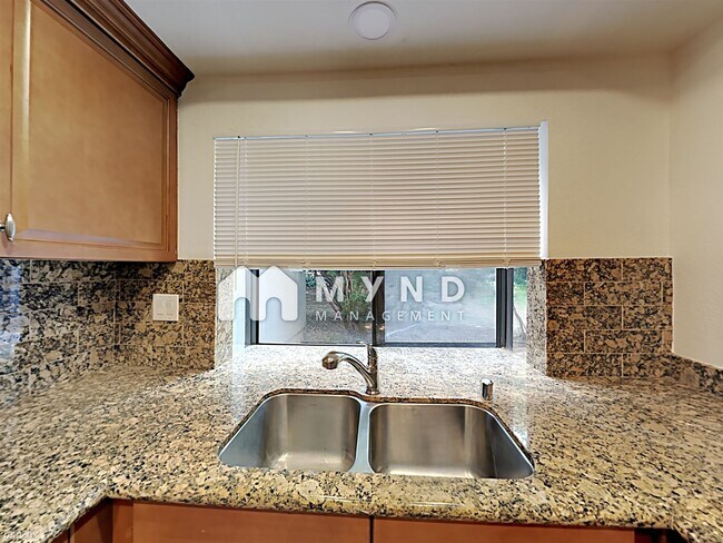 Building Photo - 3 br, 2 bath Townhome - 7856 Hampton Ln