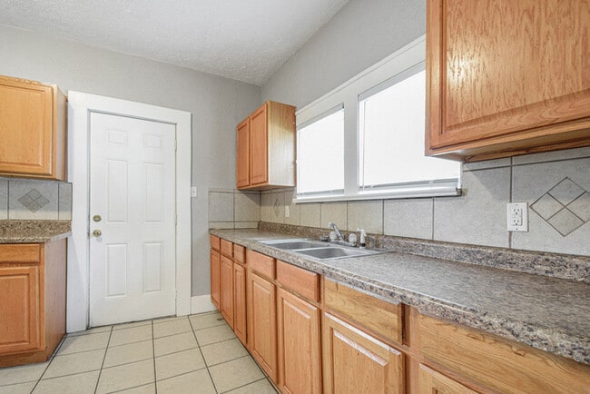 Building Photo - Comfortable Three Bedroom Home in a Great Location