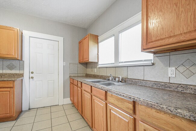 Foto del edificio - Comfortable Three Bedroom Home in a Great Location