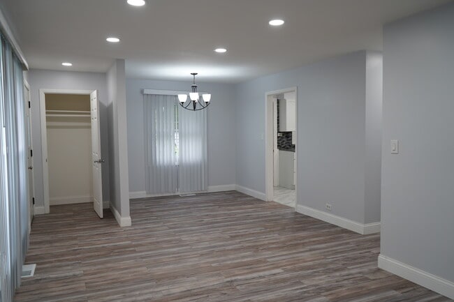 Foto del edificio - 8660 Frontage Rd