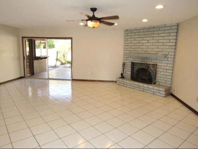 Building Photo - Charming 3 bedroom/2 bath single level hom...