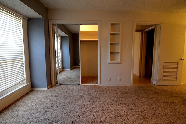 Building Photo - BEAUTIFUL HOME. UTILITIES INCLUDED!!!!