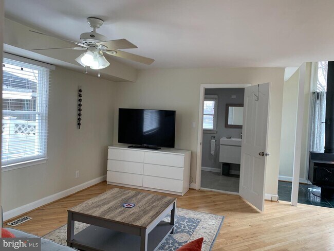 Foto del edificio - 122 Kingston Park Ln E