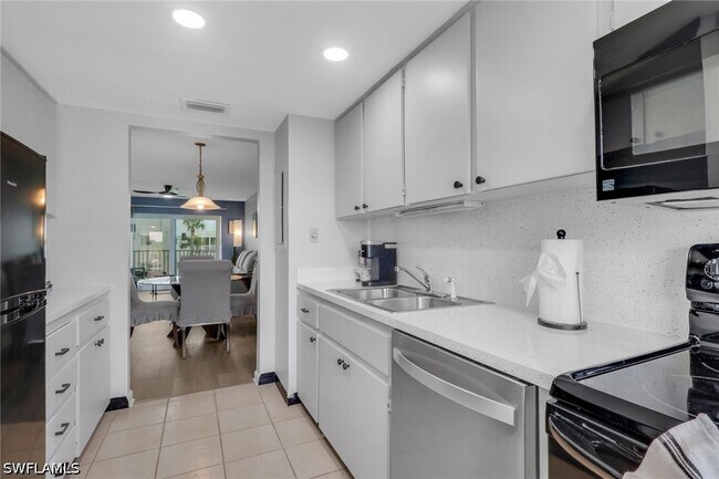 Foto del edificio - 7400 Estero Blvd