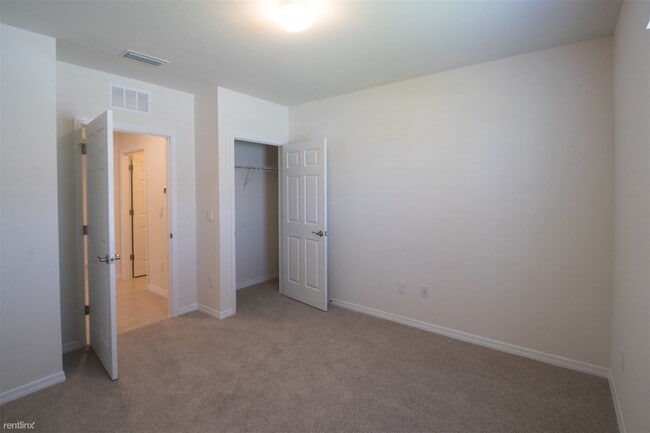 Building Photo - 4 br, 2 bath House - 1428 Southeast 11th T...