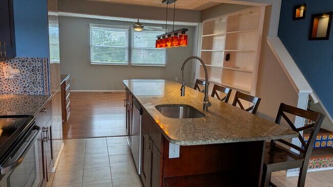Mucha luz, mucho espacio - 2854 S Meade St