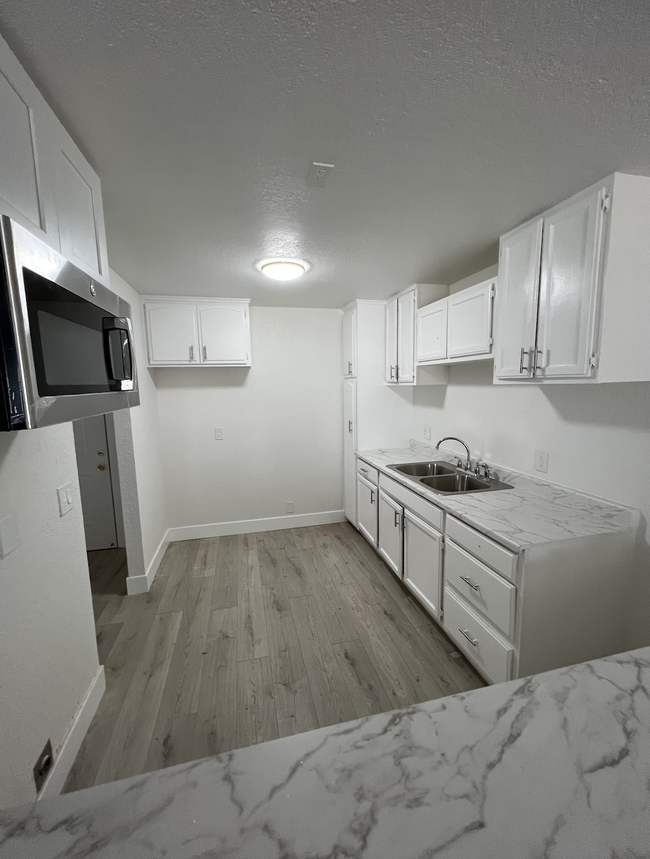 Foto del edificio - 7949 Bright Ave