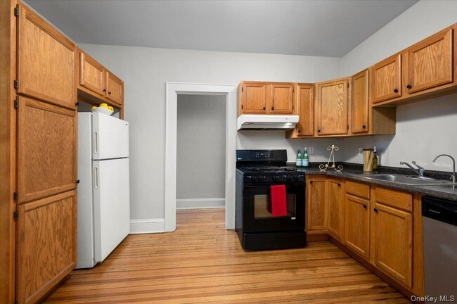 Building Photo - 548 Warburton Ave