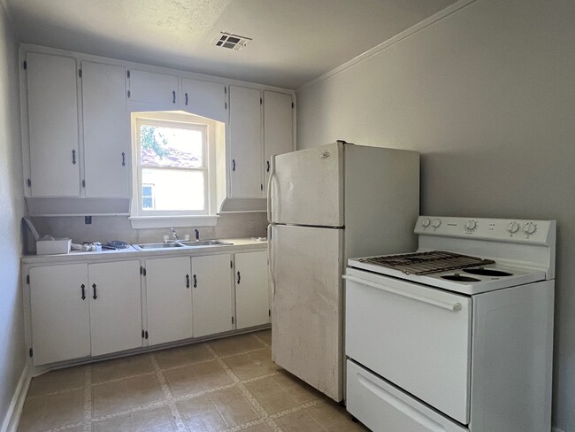 Kitchen - 214 S Arrington Dr