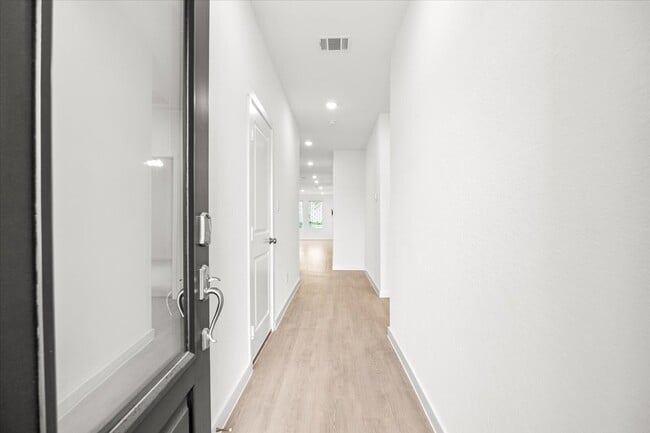 Building Photo - Spacious 4-Bed Home with Modern Upgrades, Fenced Yard & Community Pool in San Antonio